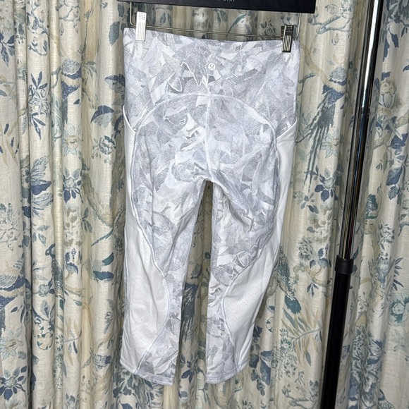 Lululemon cropped white snakeskin leggings - Picture 2 of 4